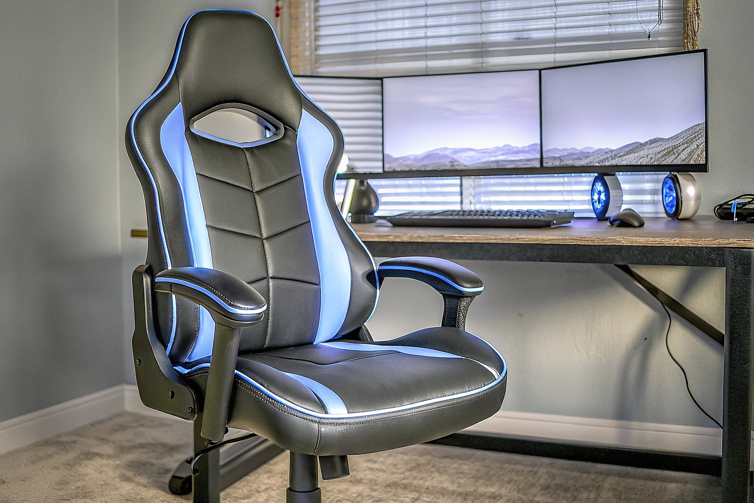 Gaming-Stuhl in einem modernen Gaming-Setup mit Beleuchtung. Gaming-Stuhl in modernem Setup