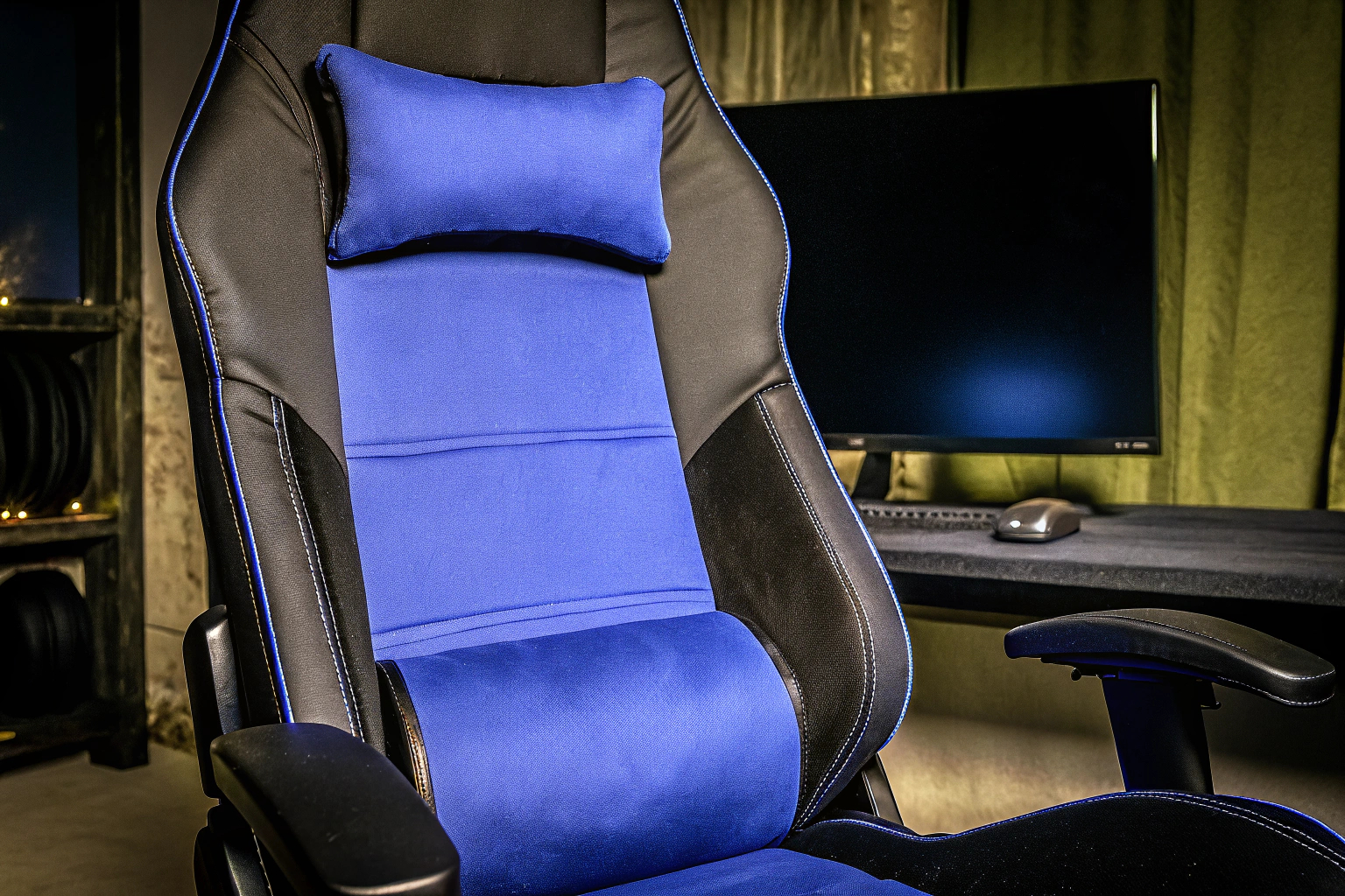 Gaming-Stuhl mit integrierter Massagefunktion. Gaming-Stuhl mit Massagefunktion