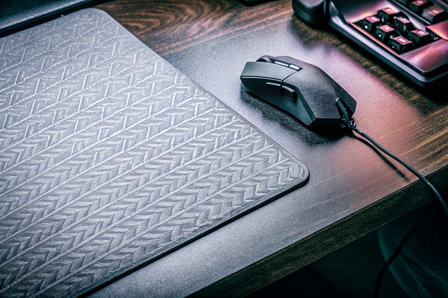 Gaming-Zubehör auf einem Tisch, darunter Maus, Mauspad und USB-Hub Gaming-Zubehör