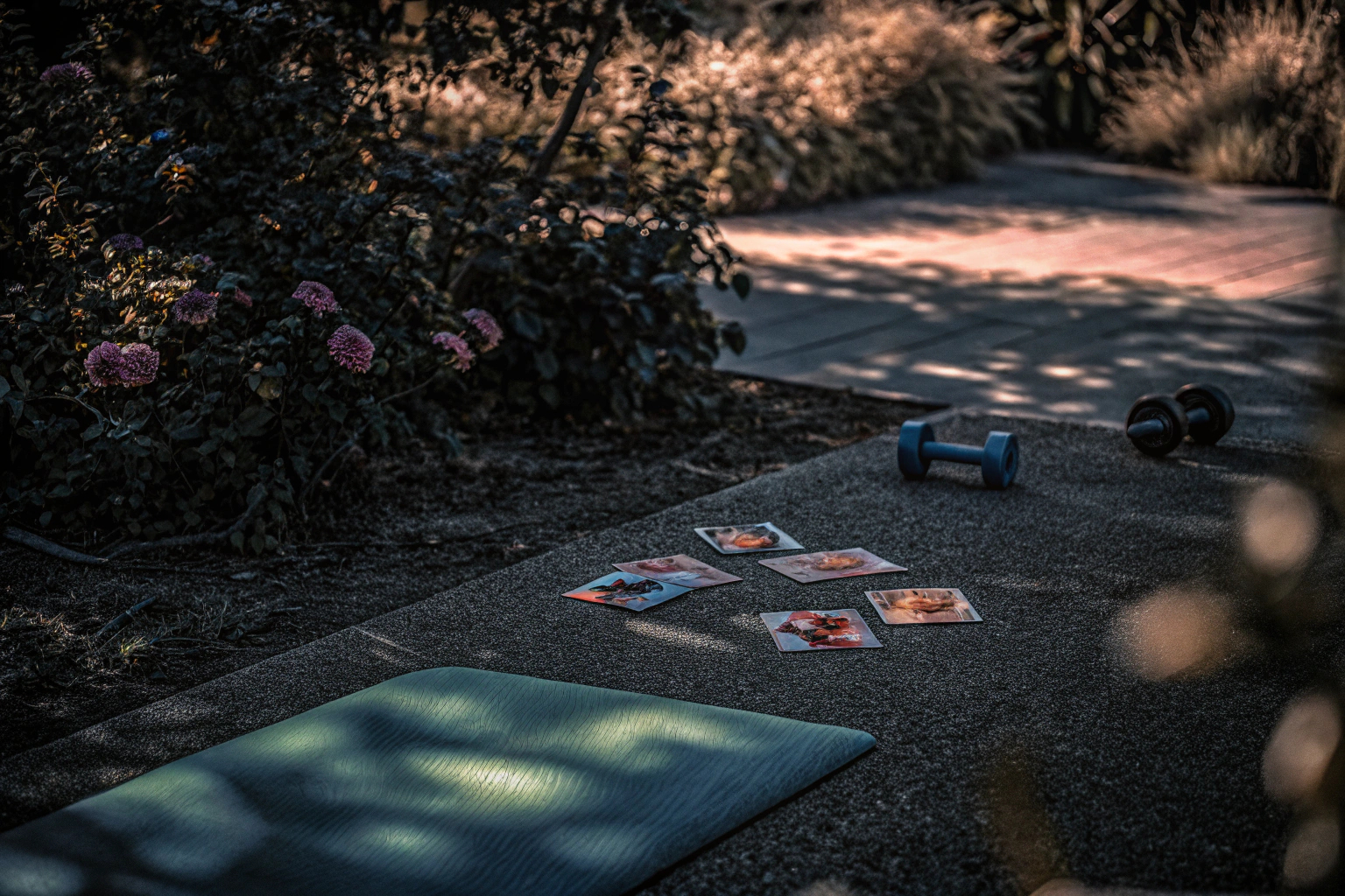 Freunde spielen Fitness-Kartenspiel