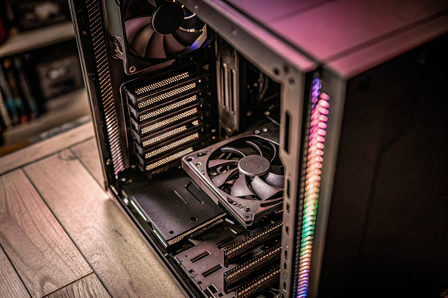 Installation eines CPU-Lüfters im PC-Gehäuse. CPU-Lüfter Installation im PC