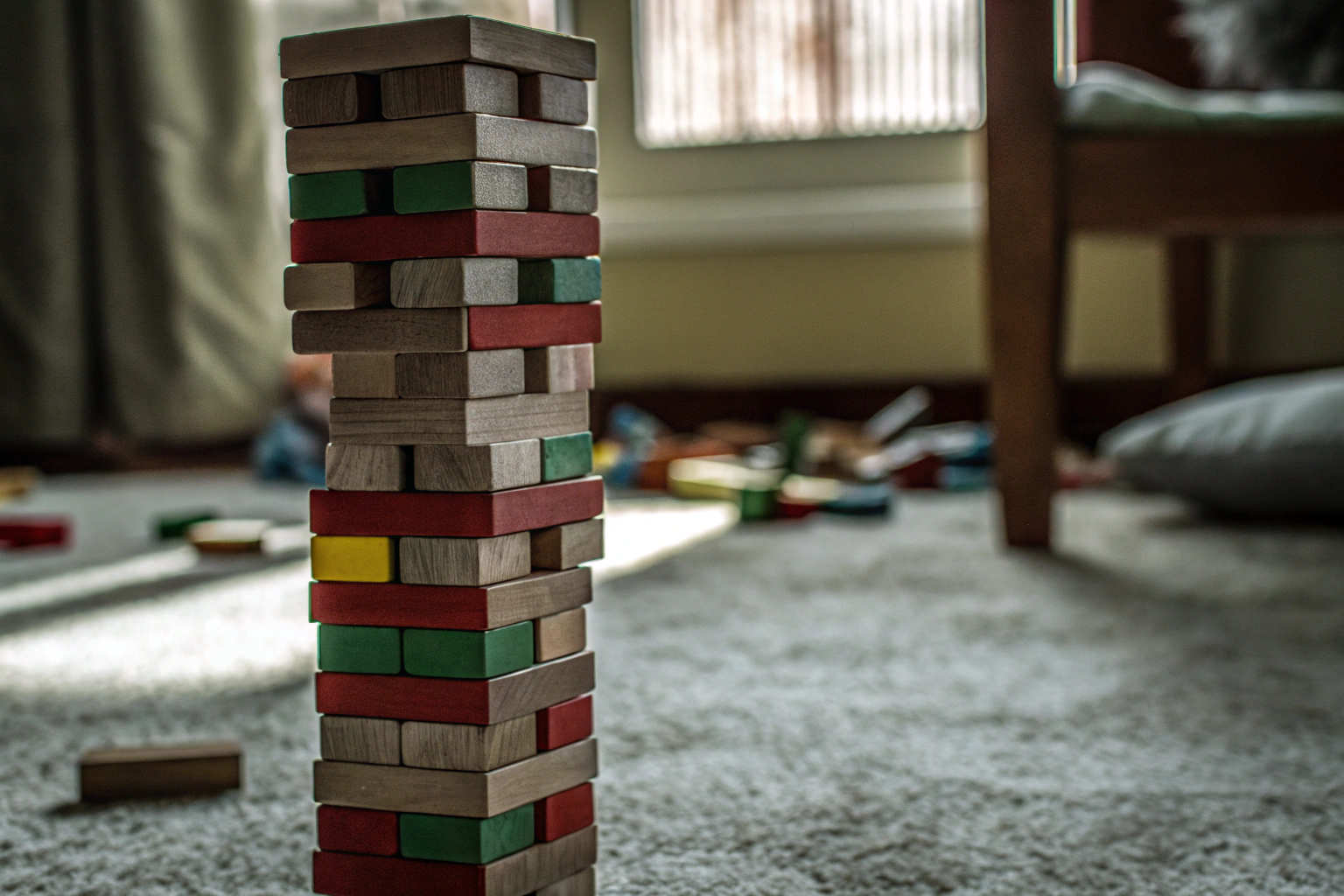 Jenga-Turm, der von Kindern aufgebaut wird, während sie gespannt auf den nächsten Zug warten. Jenga Turm Aufbau