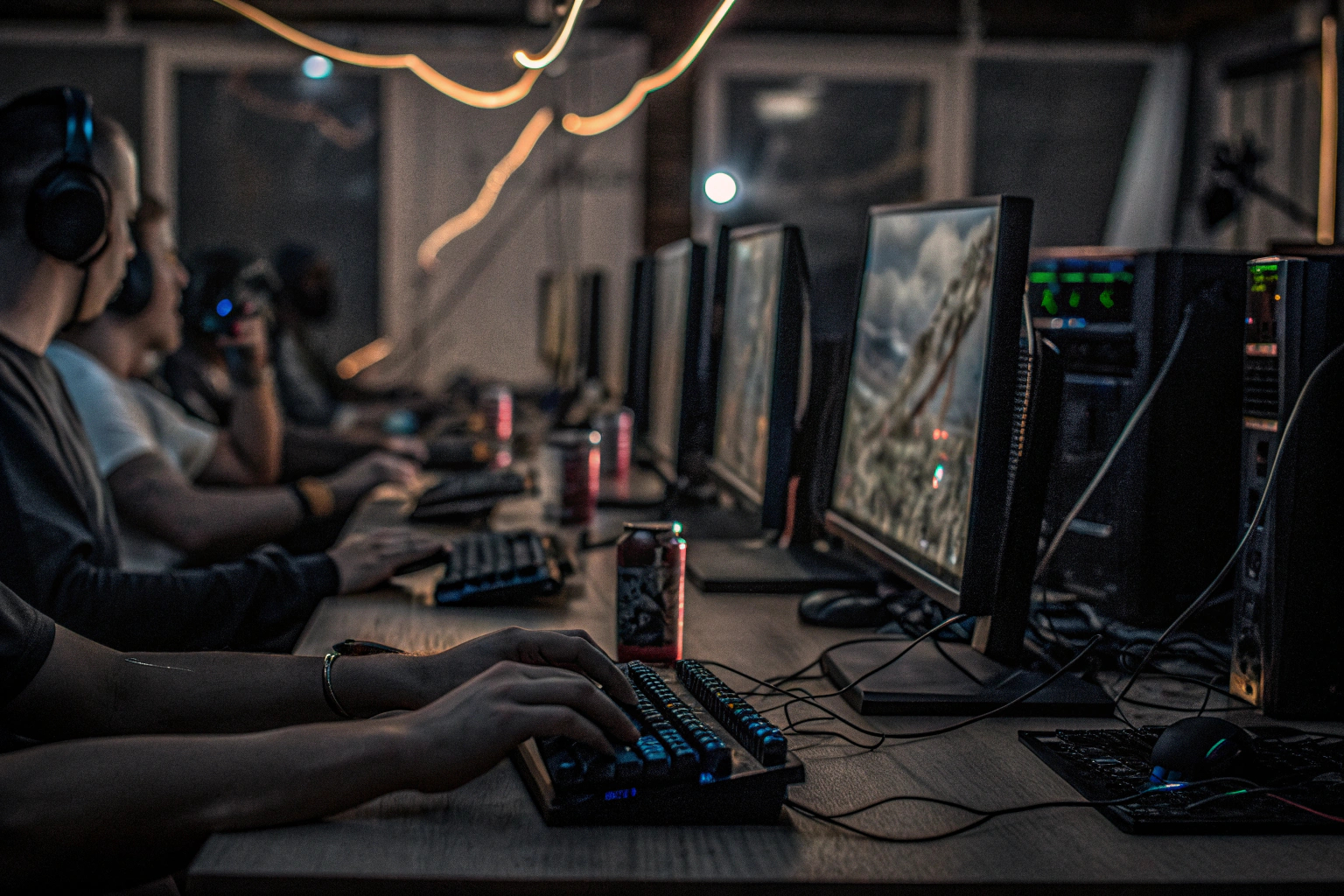 Junge Gamer, die gemeinsam an einem eSports-Training teilnehmen, um ihre Fähigkeiten zu verbessern. eSports-Training