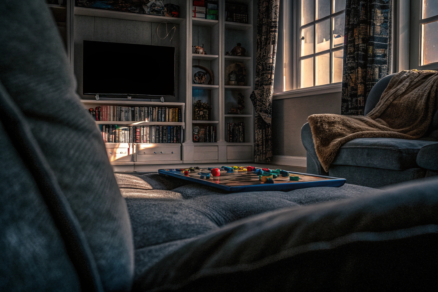 Kinder, die ein Lernspiel spielen und Spaß dabei haben. Kinder spielen gemeinsam ein Lernspiel