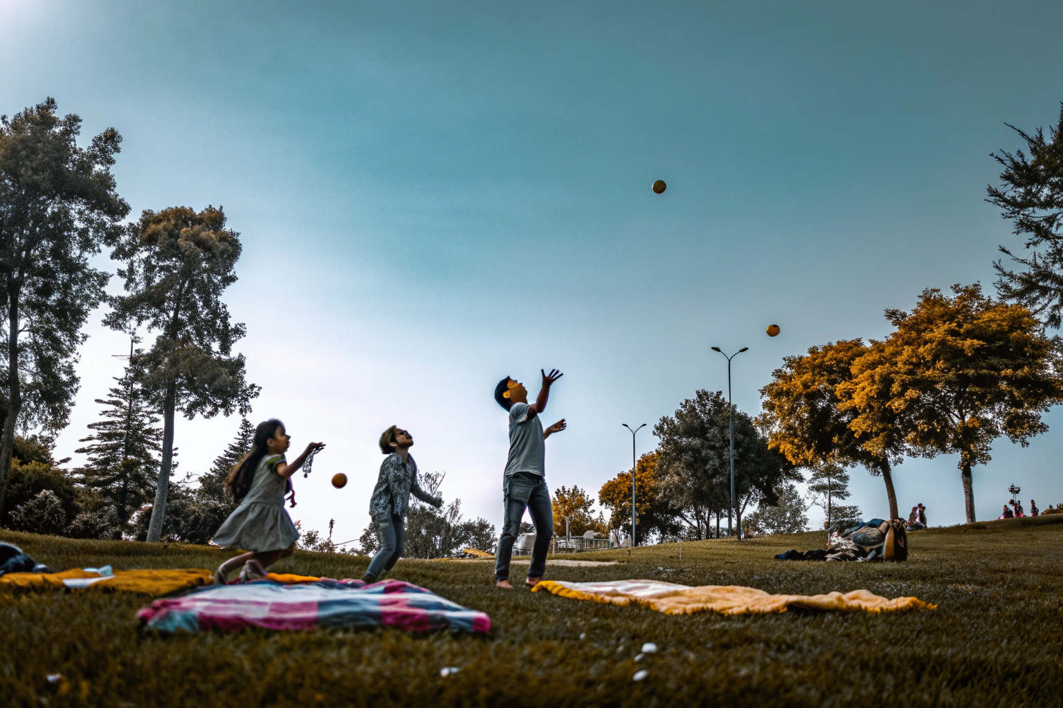 Kinder spielen Ballwurfspiel im Park