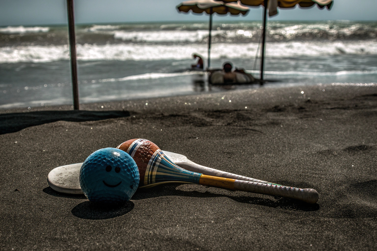 Kinder spielen Klettball am Strand