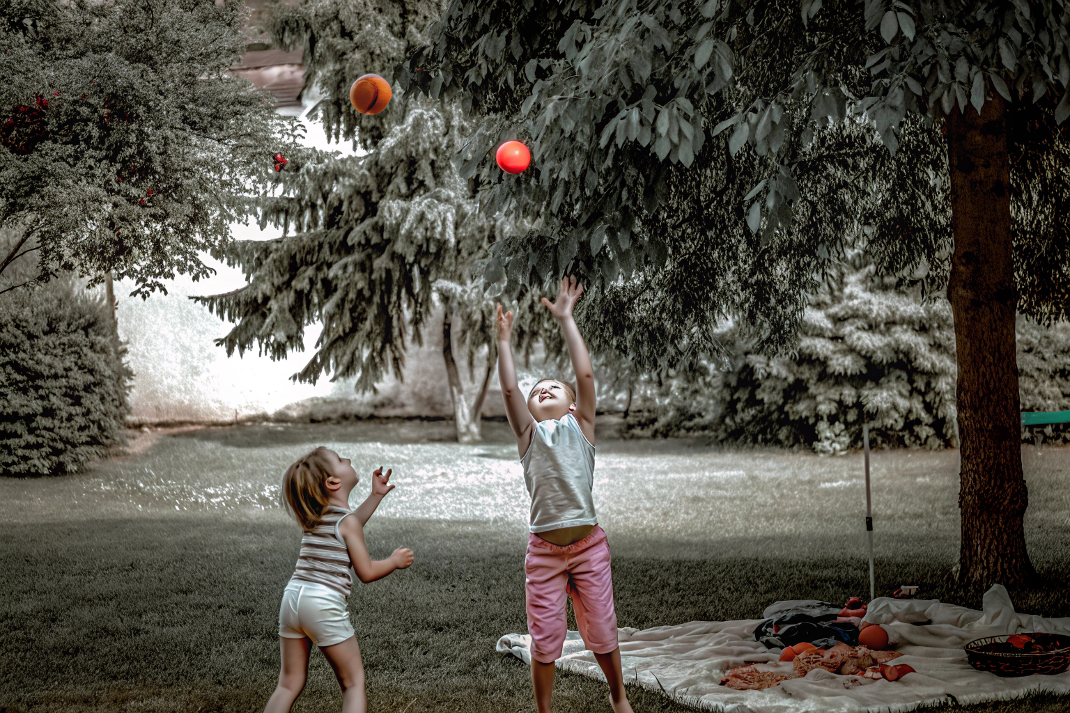 Kinder spielen Klettball im Garten
