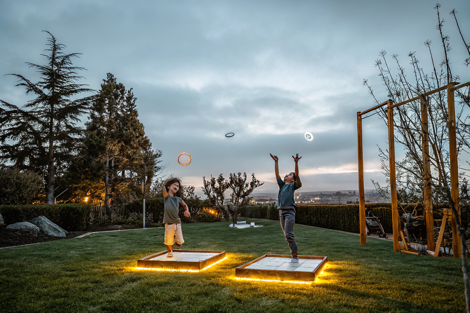 Kinder spielen VATOS Light Up Wurfspiel mit leuchtenden Kegeln