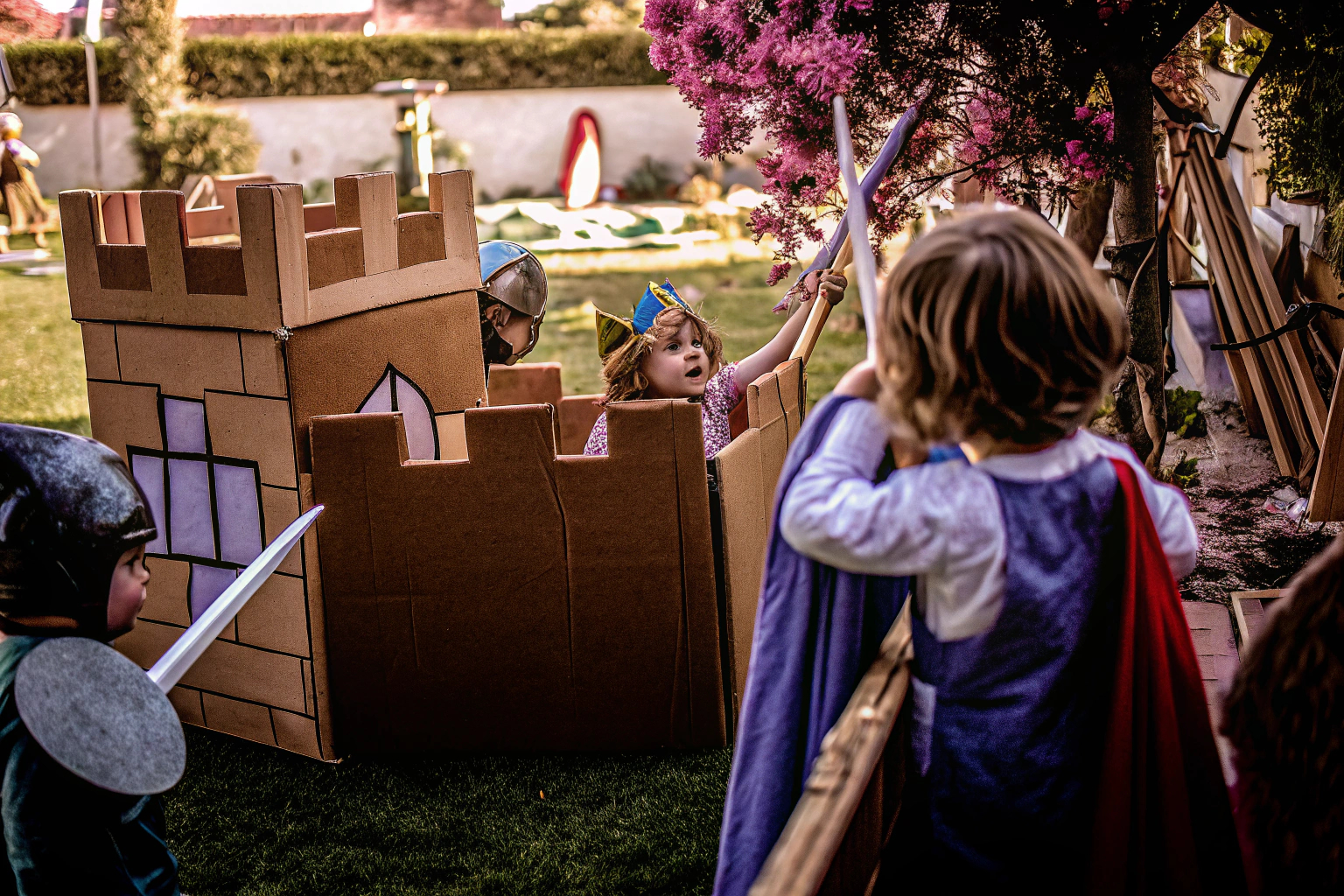 Kinder spielen ein kreatives Rollenspiel im Garten. Kinder Rollenspiel im Freien