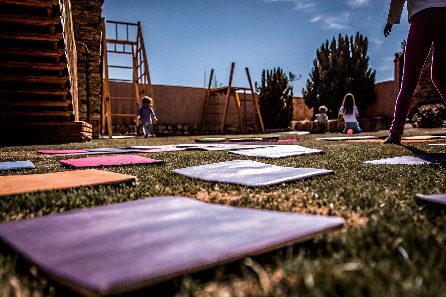 Kinder mit Trainingskarten im Garten