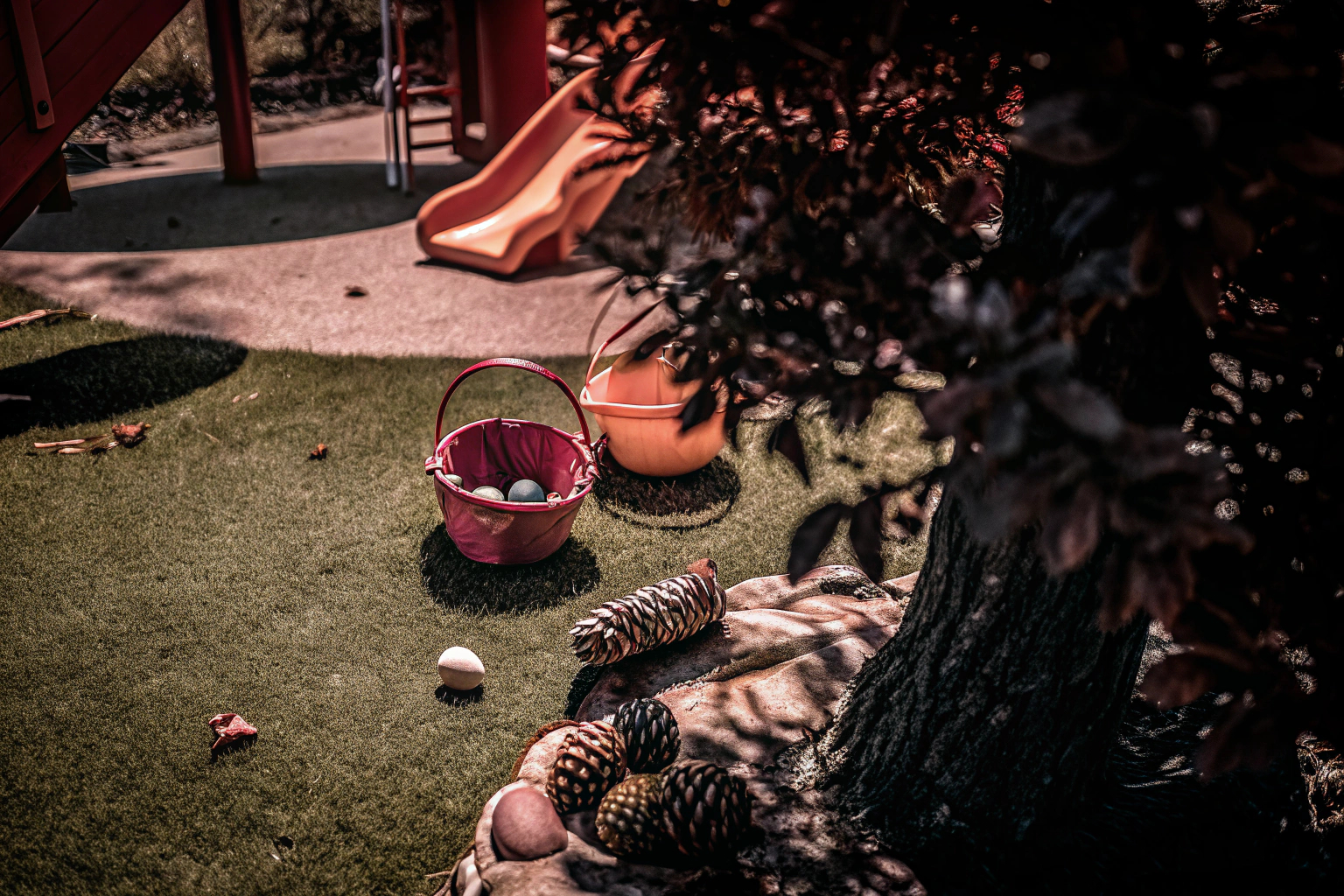 Kinder spielen im Park und suchen nach natürlichen Gegenständen als Teil einer Schnitzeljagd. Kinder auf Schatzsuche im Freien