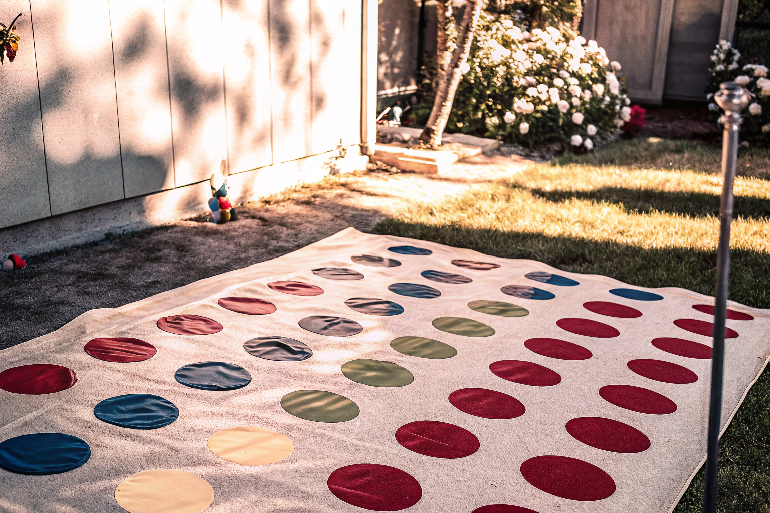 Kinder spielen Twister