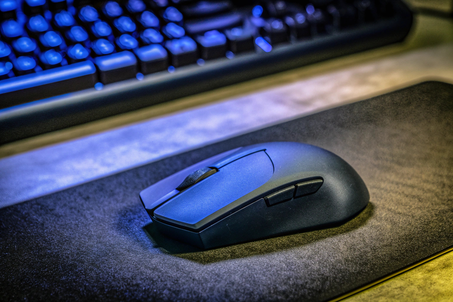 Logitech G305 LIGHTSPEED Gaming-Maus, die ihr leichtes Design und kabellose Verbindung zeigt. Logitech G305 LIGHTSPEED Gaming-Maus