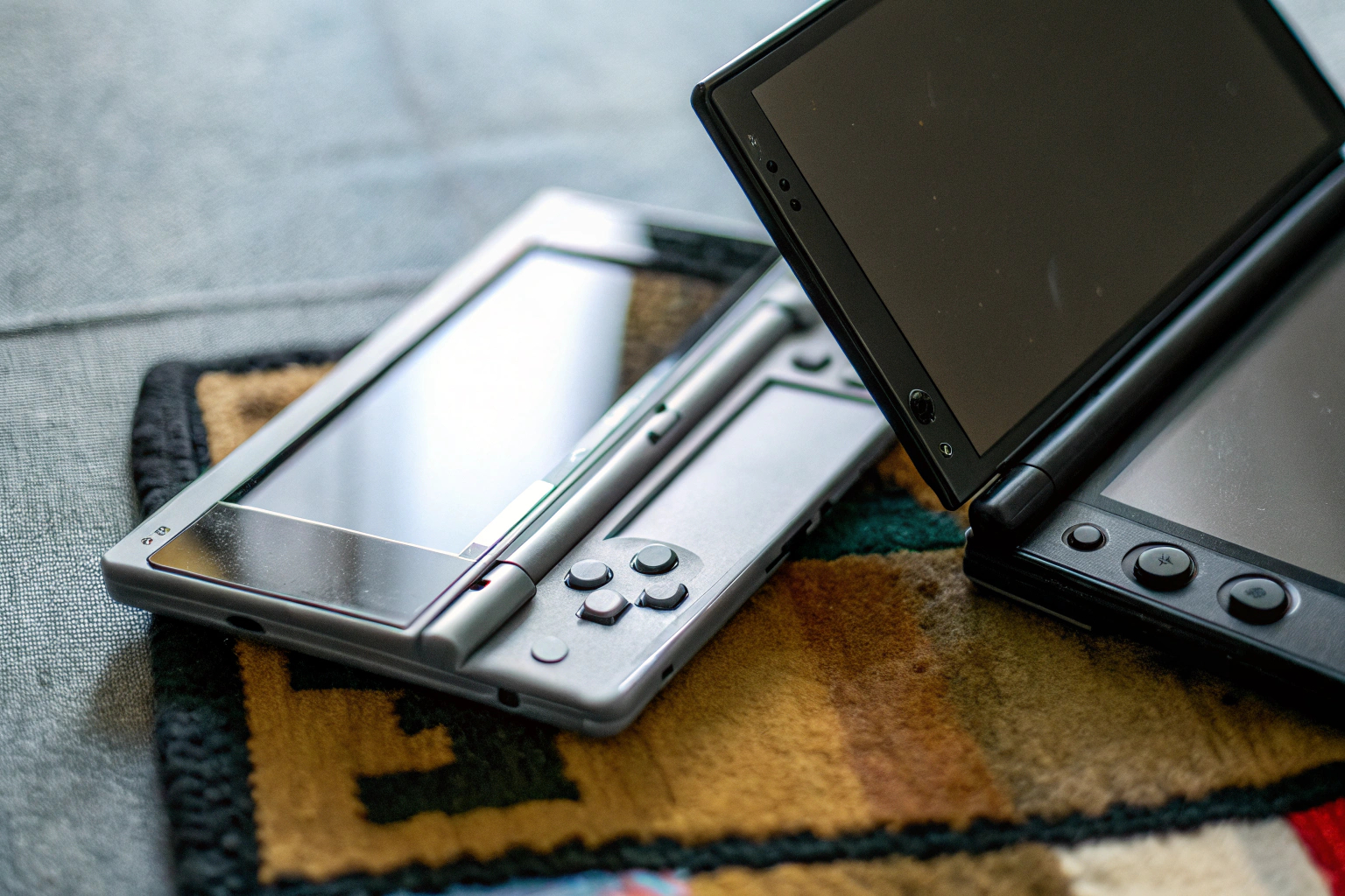 Moderne Handheld-Konsolen, die ein flexibles Spielerlebnis für unterwegs bieten. Moderne Handheld-Spielekonsolen