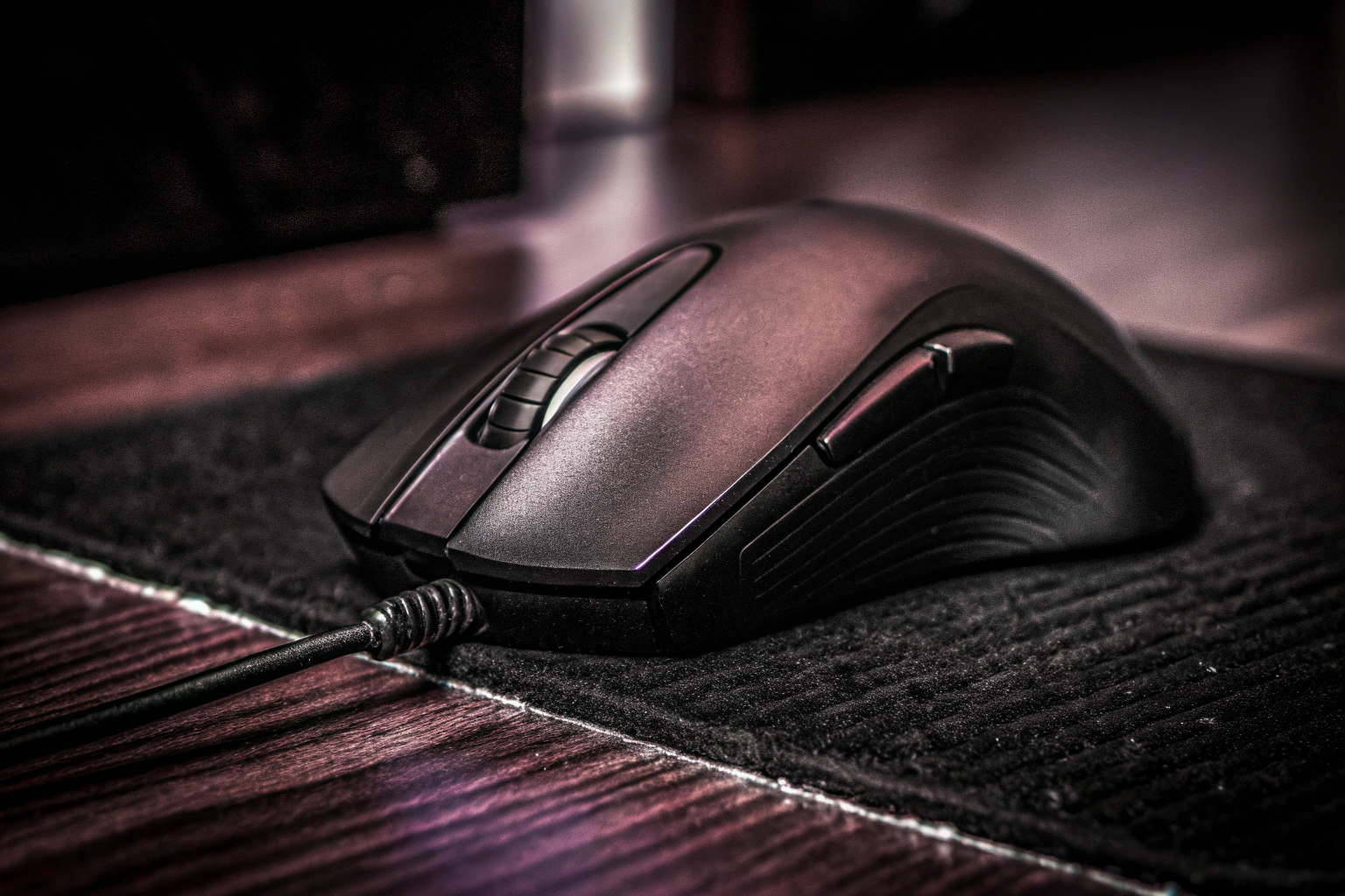 Nahaufnahme der Razer DeathAdder Essential Gaming-Maus, die ihre ergonomische Form und Tasten zeigt. Razer DeathAdder Essential Gaming-Maus