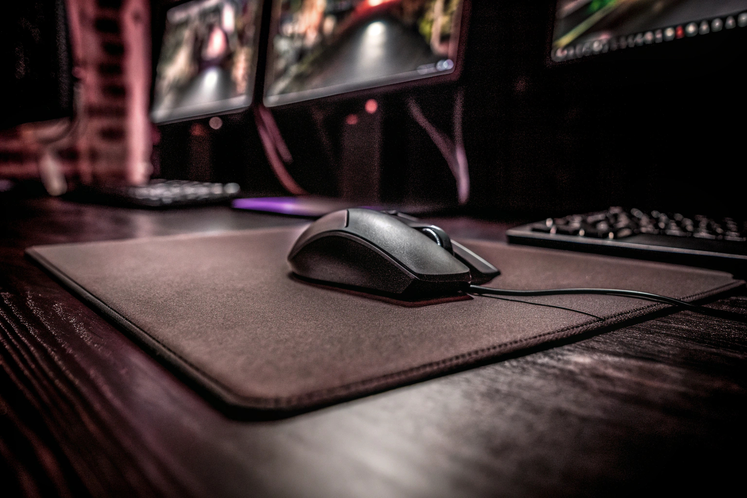 Pulsar – Paracontrol L Gaming Mauspad in Aktion mit einer Gaming-Maus. Pulsar Paracontrol L Gaming Mauspad