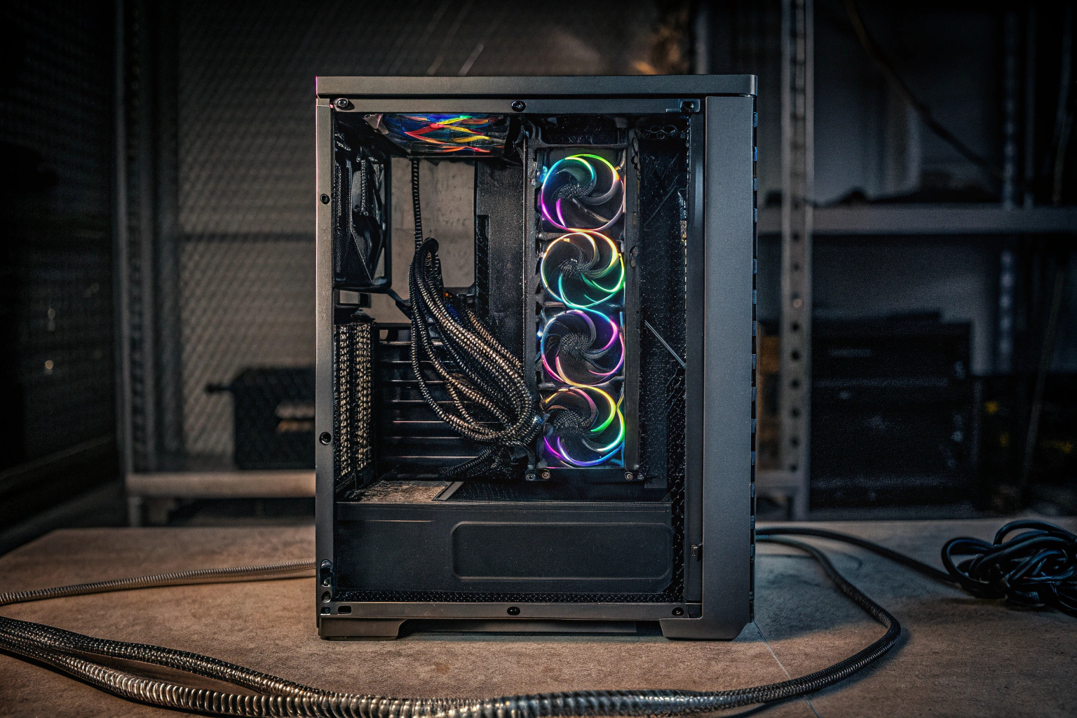 RGB-beleuchteter Gaming-PC, der die beeindruckende Beleuchtung und die Kühltechnik zeigt. RGB-beleuchteter Gaming-PC