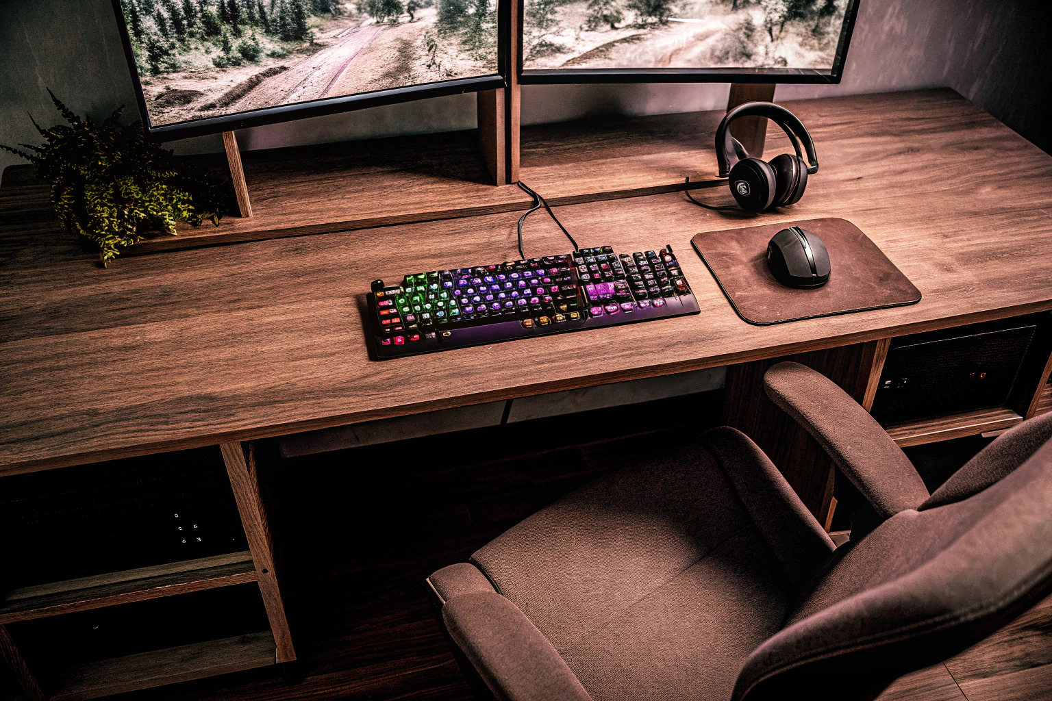 Sauberer und organisierter Gaming-Tisch mit Zubehör Organisierter Gaming-Tisch