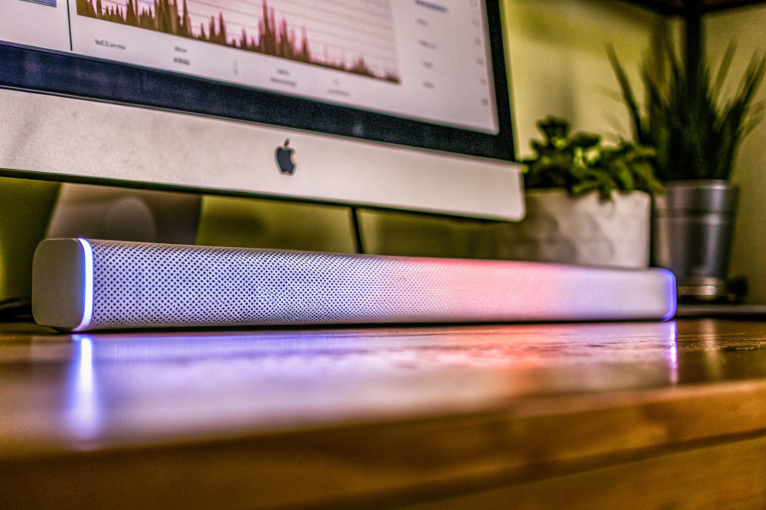Soundbar mit RGB-Beleuchtung unter einem Monitor Soundbar mit RGB-Beleuchtung