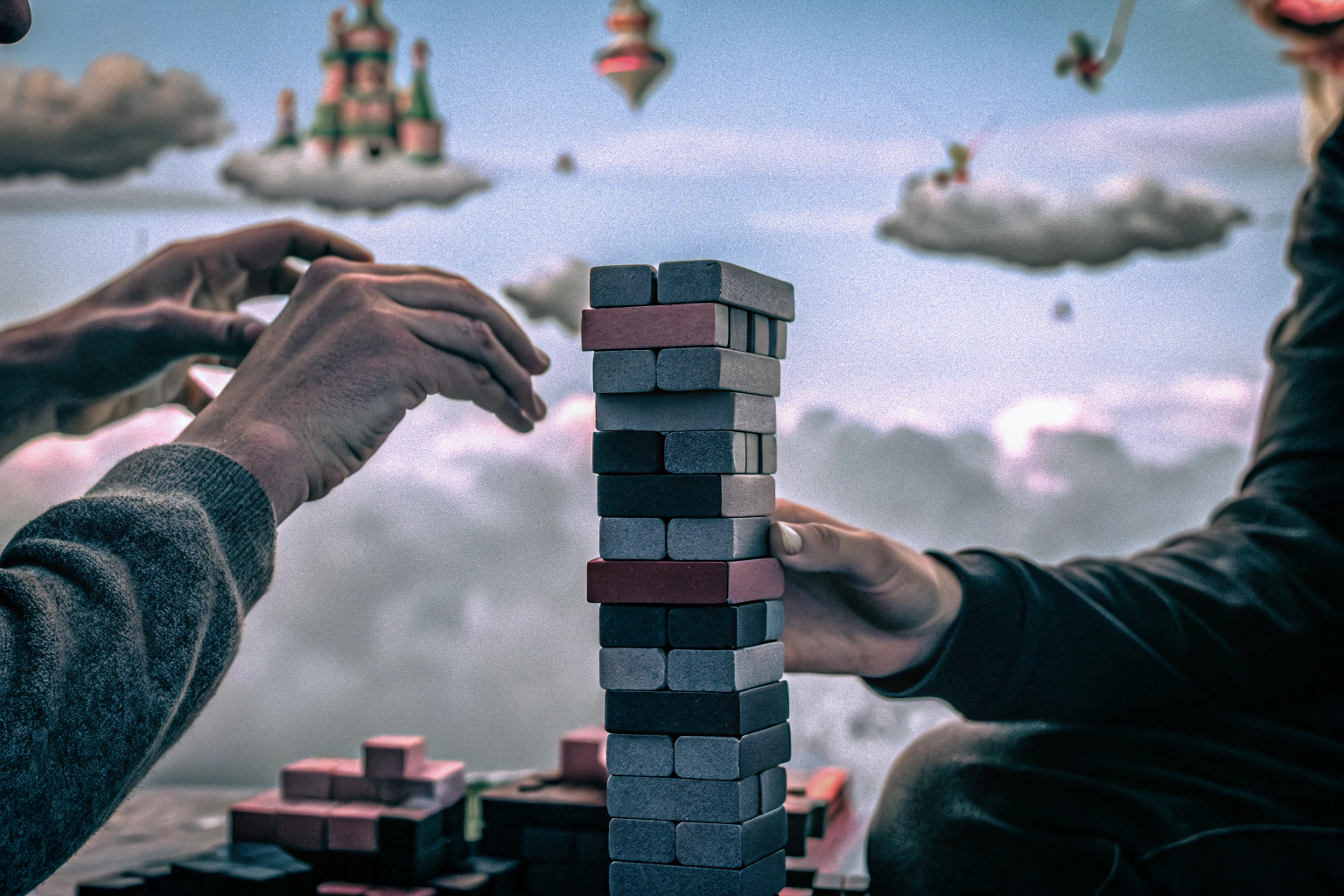Spieler bauen gemeinsam einen Turm im Spiel TowerBrix. TowerBrix Spielszene