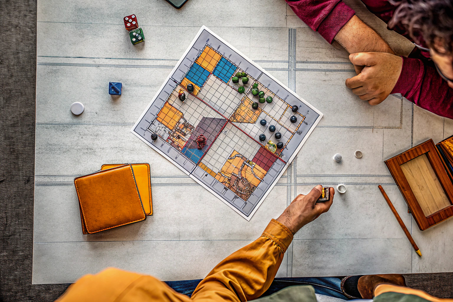 Spieler, die gemeinsam ein Brettspiel spielen, das strategisches Denken erfordert. Strategisches Brettspiel in Aktion