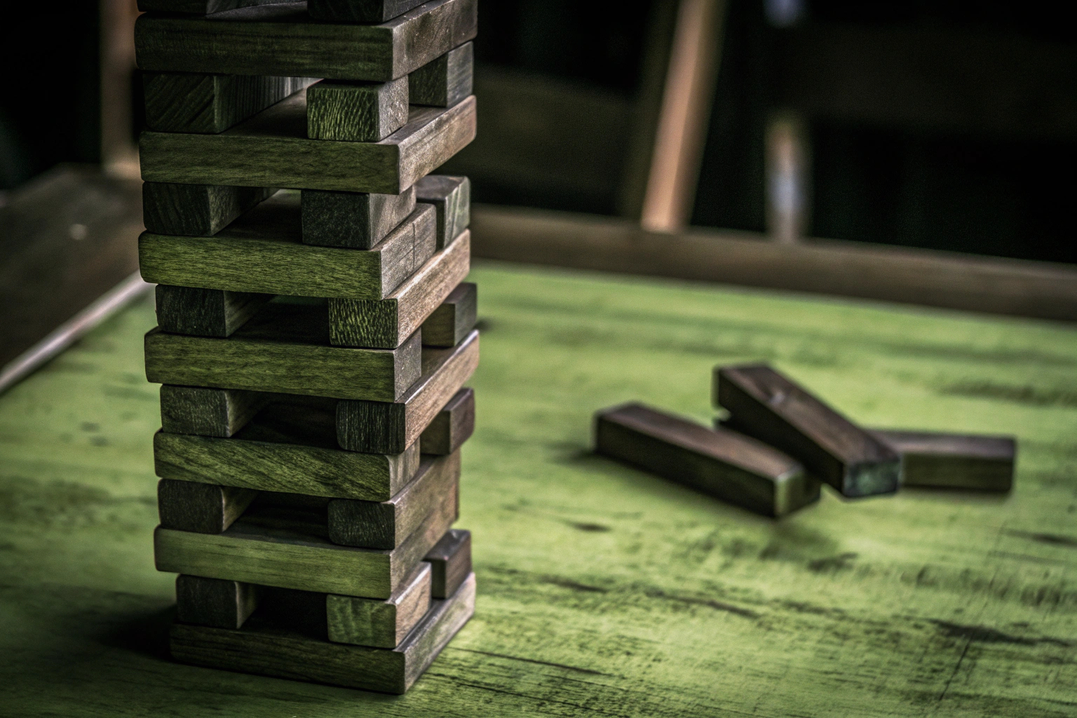Spieler, die Jenga Classic spielen und gespannt den Turm beobachten. Jenga Classic Spiel