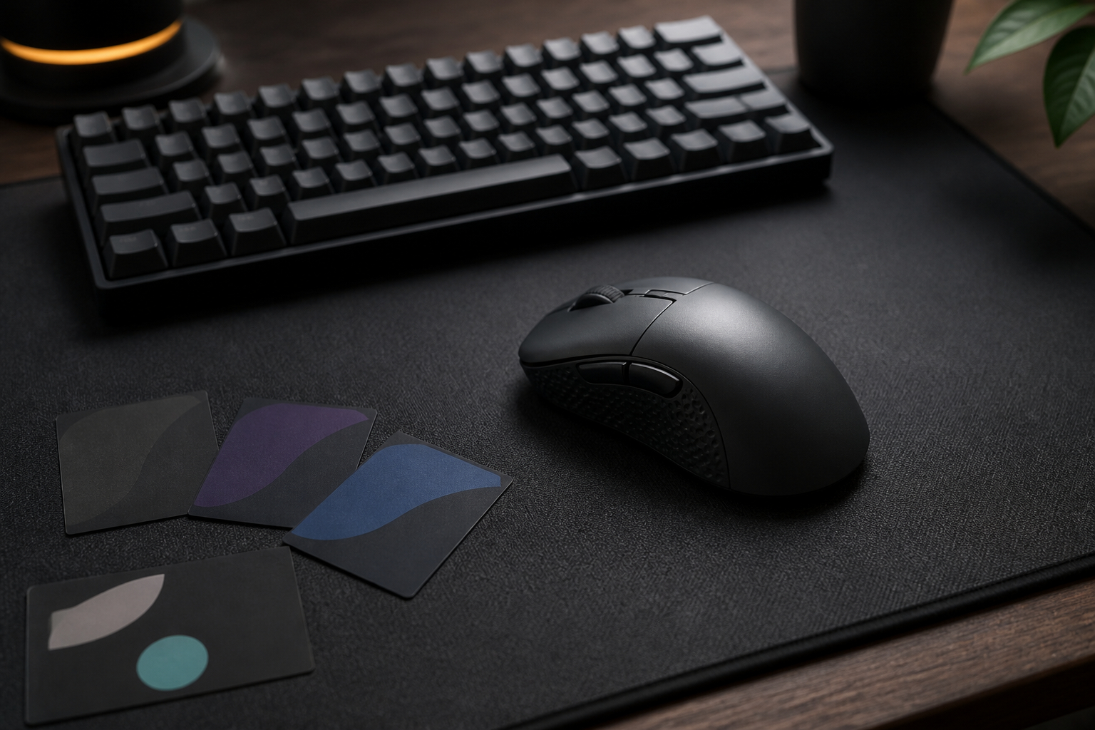 Gaming-Maus beim Praxistest mit großem Mauspad und Tastatur