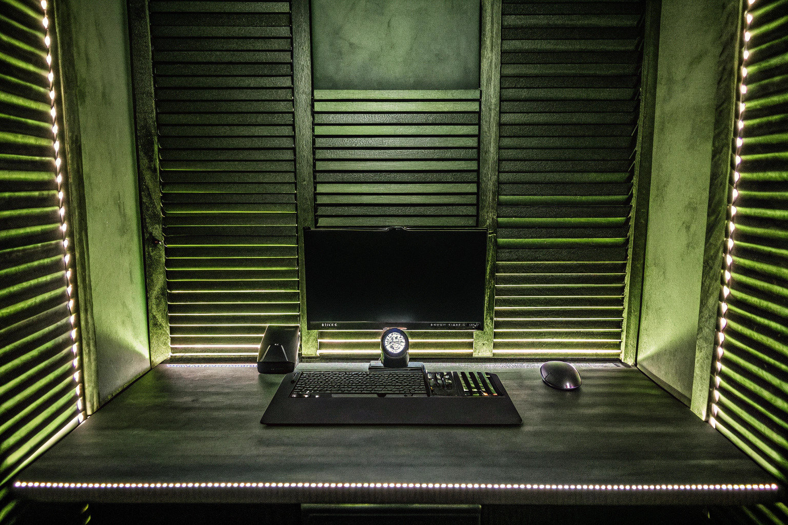 Stilvolle RGB-Beleuchtung für ein Gaming-Zimmer, kombiniert mit einer praktischen Uhr. RGB-LED-Wecker im Gaming-Zimmer