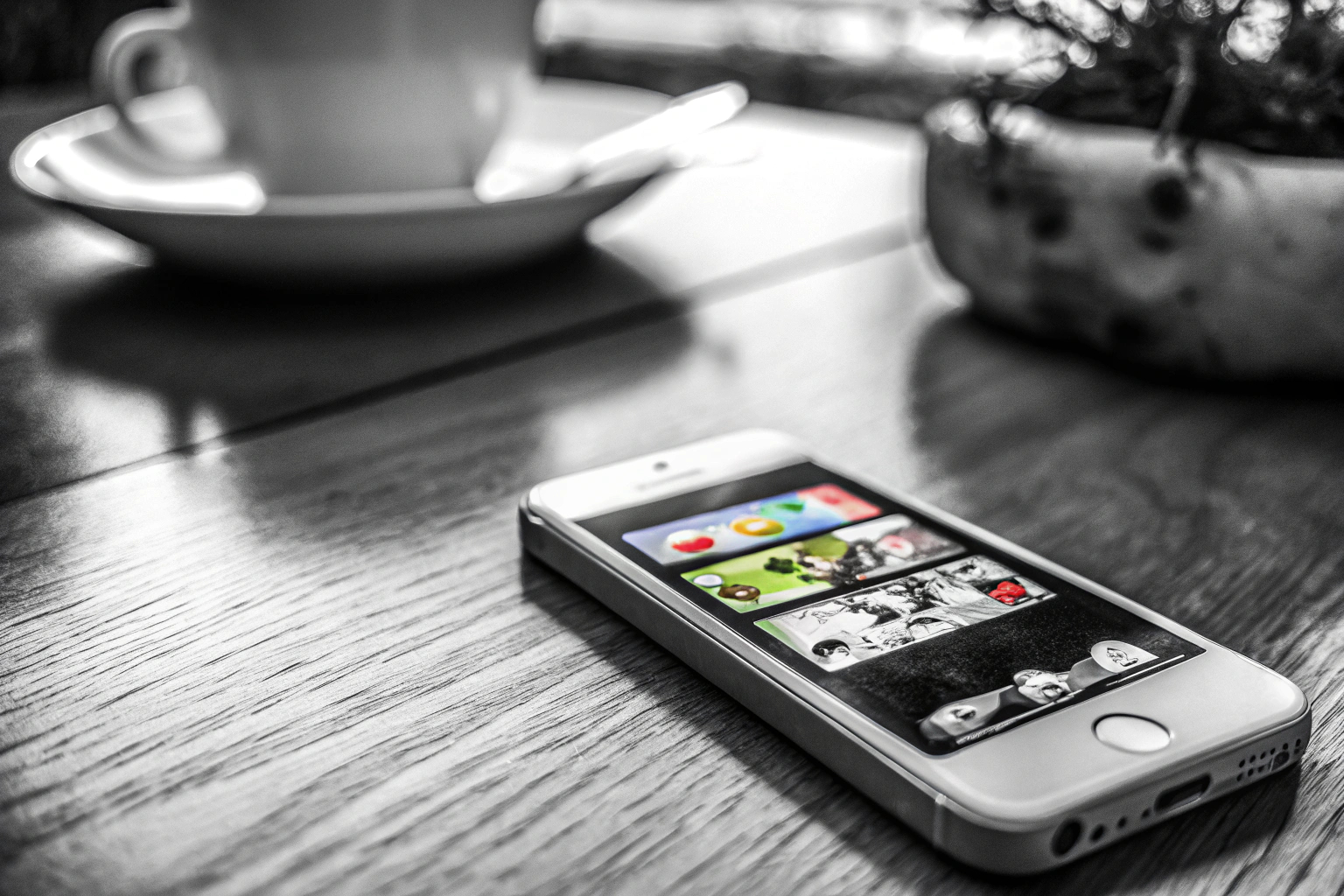 Verschiedene bekannte Mobile Games auf einem Smartphone-Display. Beliebte Mobile Games