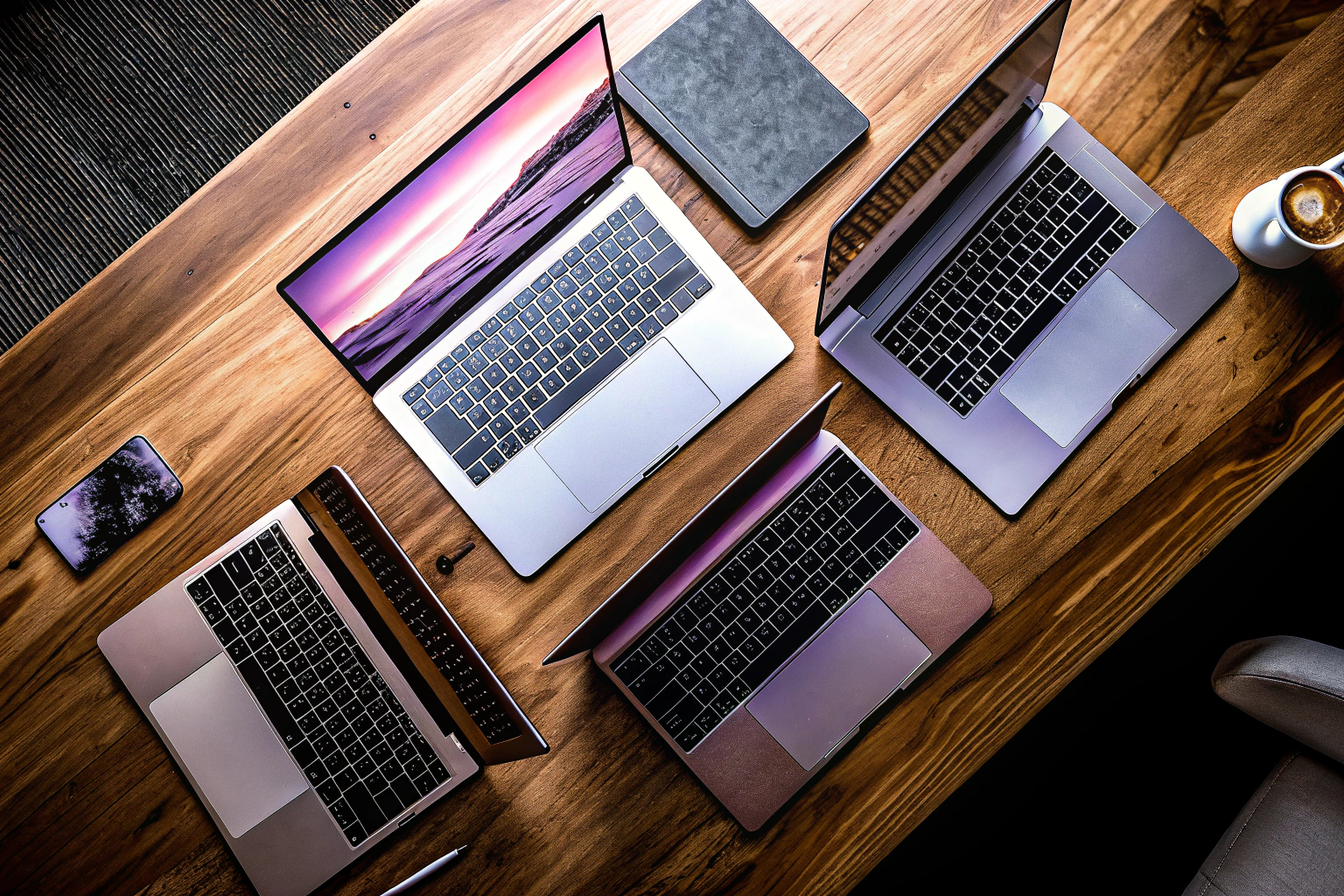 Verschiedene Laptopmodelle auf einem Tisch, die unterschiedliche Bildschirmgrößen zeigen. Laptop Bildschirmgrößen