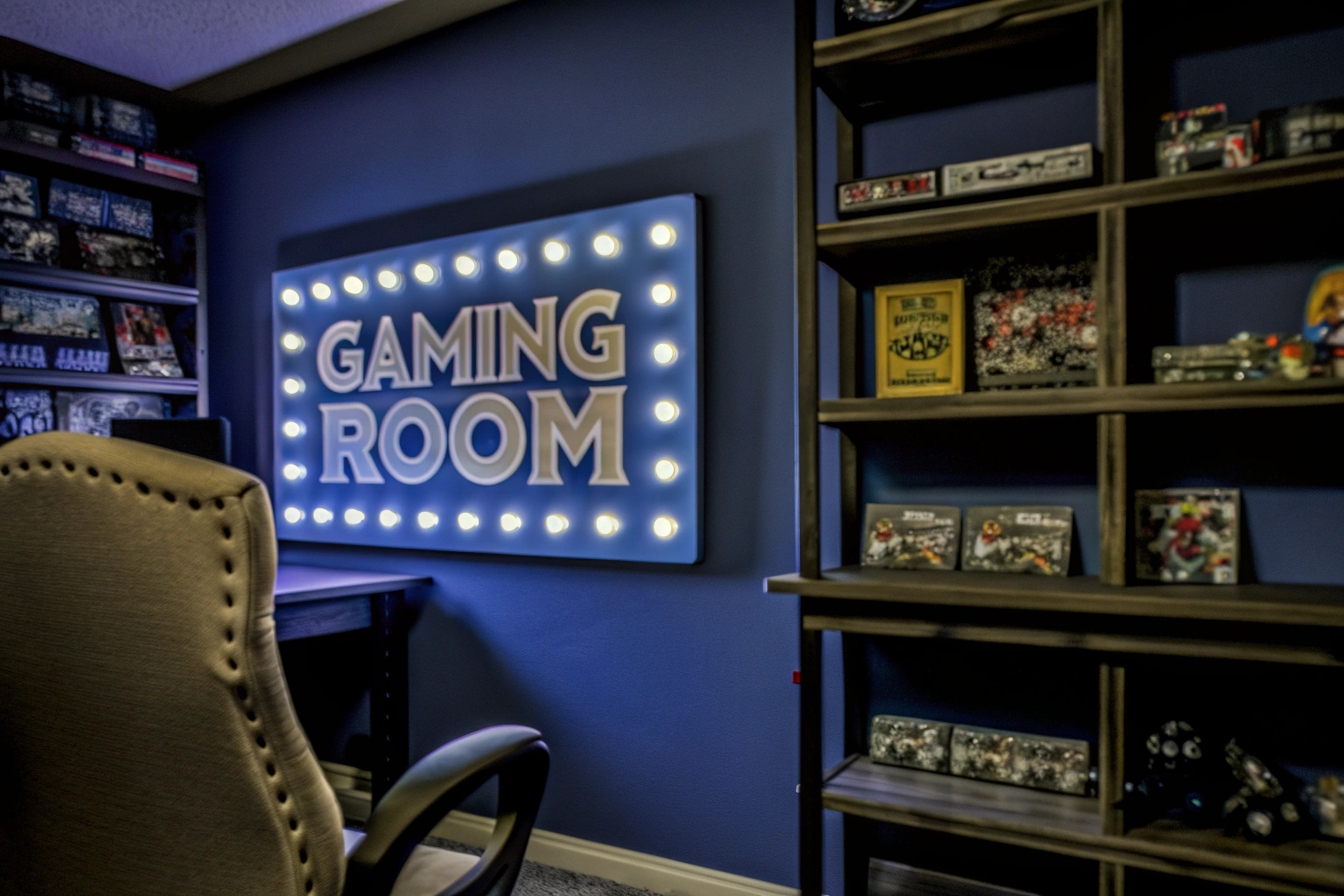 Wandschild mit Gaming-Motiv in einem Gaming-Raum. Gaming-Wandschild